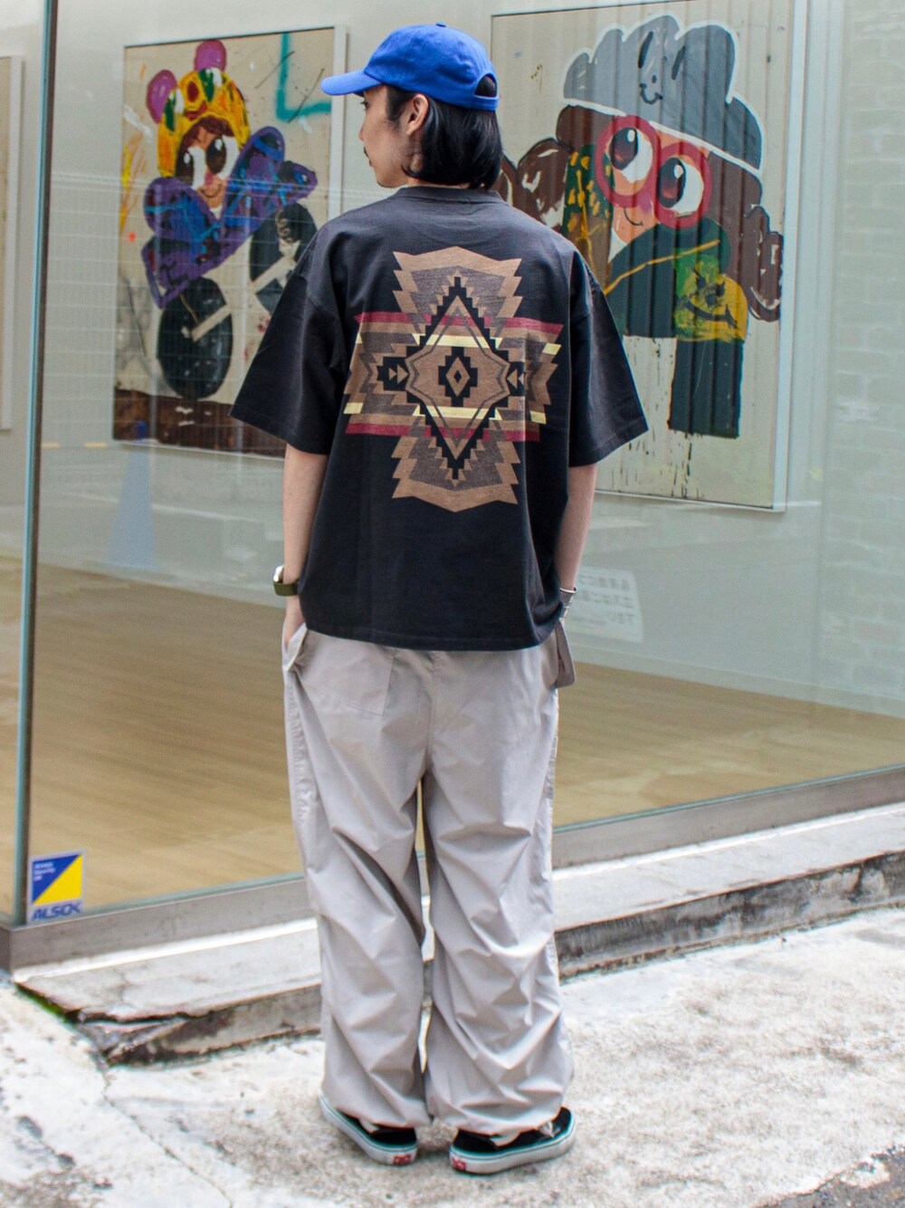 グレー系のTシャツ/カットソー、ベージュ系のその他パンツ、ブラック系のスニーカーを着用したメンズの夏コーディネートの1枚目の写真