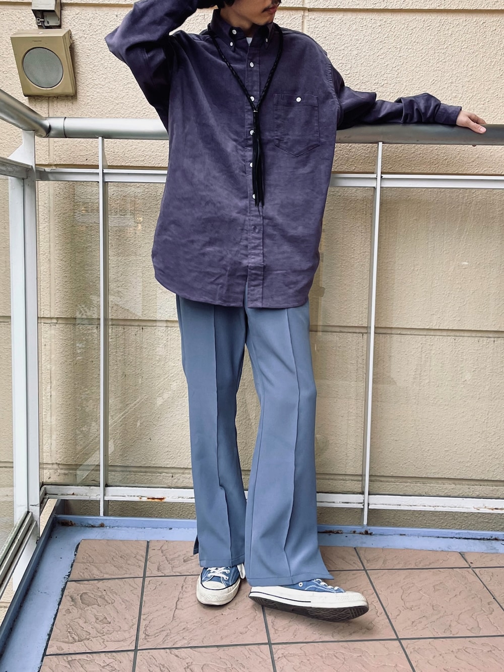 「フレアパンツ、カラーパンツ、スラックス、ビッグシルエット、ビッグシャツ、レザー、秋、秋コーデ、converse、FREDY&GLOSTER、fredymac、gloster、wearhalloween2021」｜「FREDY MACの【FREDYMAC "SUNDAY TOOLS WEAR"】ペンシルコール オーバーシャツ（シャツ/ブラウス、パープル系）」を使った、須山さん（メンズ・177cm）の秋コーディネートの1枚目の写真