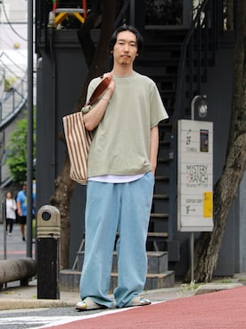 「GEVACO（ゲバコ）の【GEVACO/ゲバコ】リネンバスクTシャツ（Tシャツ/カットソー、グリーン系）」を使った、須山さん（メンズ・177cm）の夏コーディネート