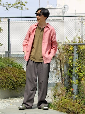「GLOSTER（グロスター）の【GEVACO/ゲバコ】パイルヘンリーネックＴシャツ（Tシャツ/カットソー、グリーン系）」を使った、須山さん（メンズ・177cm）の春コーディネート