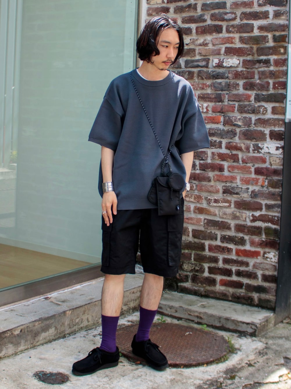 「ハーフパンツ、ワントーンコーデ、カラーソックス、ミニバッグ、ニット、大人カジュアル、休日コーデ、ビッグシルエット、ブラック、春夏コーデ、ショートパンツ、オーバーサイズ、パープル、革靴」｜「GLOSTERの【GLOSTER/グロスター】店舗人気NO.1《ニット＋カットソーの2点SET》レイヤード バルーンニットTシャツ（ニット/セーター、グレー系）」を使った、須山さん（メンズ・177cm）の夏コーディネートの1枚目の写真