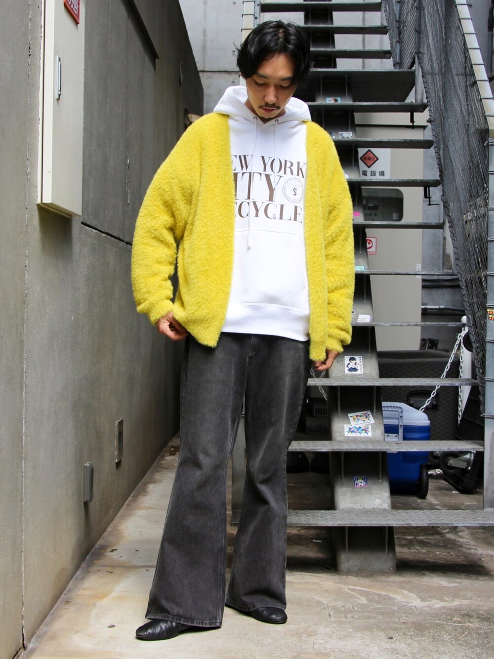 「カーディガン、イエロー、デニム、フレアパンツ、ストリート、パーカー、レイヤードスタイル、ビッグシルエット、休日スタイル、カラー×コーデ、革靴、大人カジュアル、秋コーデ、ゆるコーデ、秋ルック紹介するよ」｜「GOOD ROCK SPEEDの【GOOD ROCK SPEED/グッドロックスピード】NYC ワイドパーカーフーディ ロゴ P/O（パーカー、ホワイト系）」を使った、須山さん（メンズ・177cm）の秋コーディネートの1枚目の写真