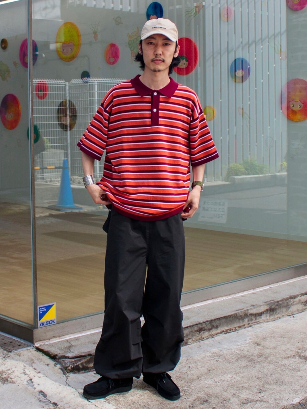 「ごきげんウィーク、休日コーデ、ゆるコーデ、ビッグシルエット、オーバーサイズ、ポロシャツ、ボーダー、ボーダートップス、スノーカモ、春夏コーデ、Coming soon…、ブーツ、キャップ、90'sコーデ」｜「FREDY MACの【FREDYMAC/フレディマック】カラーレトロボーダー BIG ポロシャツ（ポロシャツ、オレンジ系）」を使った、須山さん（メンズ・177cm）の春コーディネートの1枚目の写真