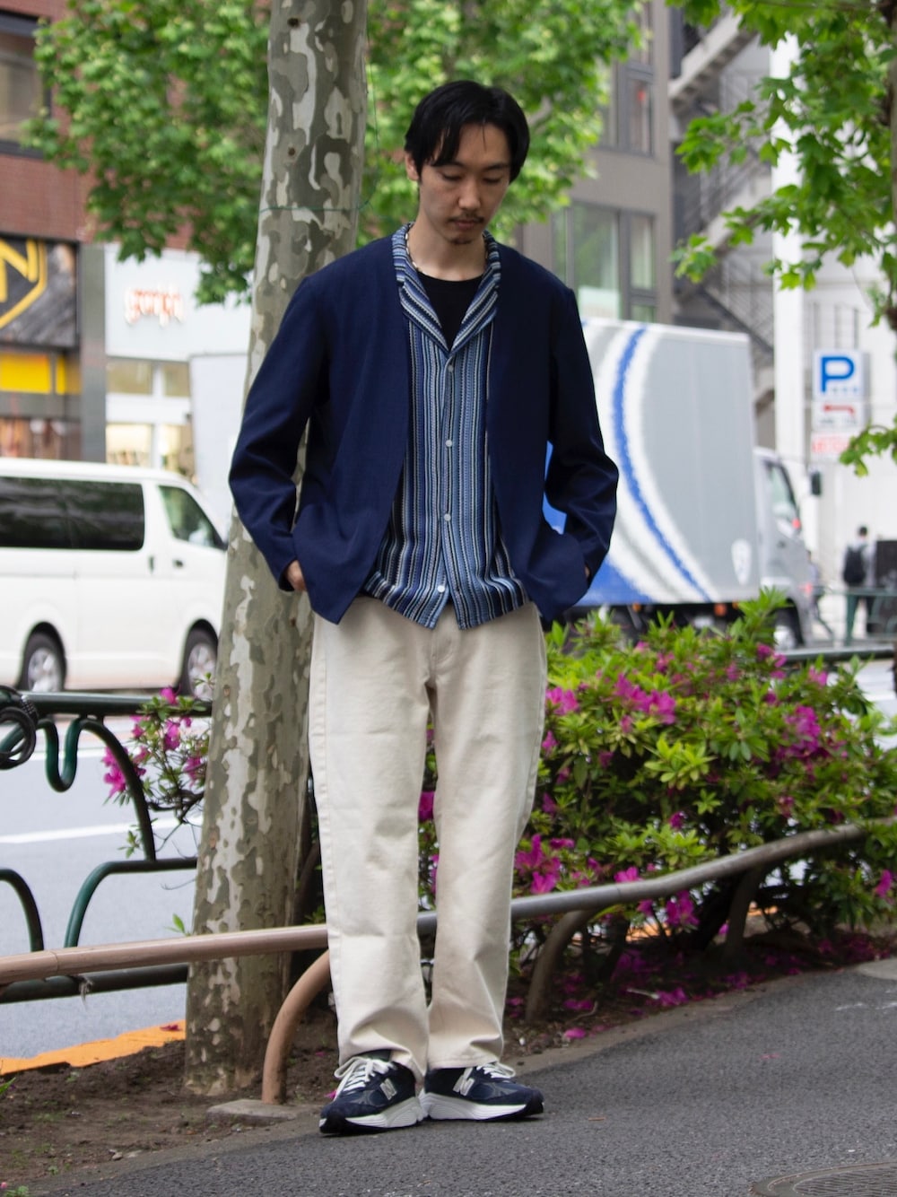 「シャツスタイル、レイヤードスタイル、ビッグシルエット、休日スタイル、スニーカー、ストライプ、きれいめカジュアル、春夏コーデ、カーディガン、デニム、ニューバランス、ネイビー、夏コーデ、大人カジュアル、キレイめ」｜「GLOSTERの【GLOSTER/グロスター】バルファレース オープンカラーシャツ メッシュシャツ 透かし編み（シャツ/ブラウス、ブルー系）」を使った、須山さん（メンズ・177cm）の春コーディネートの1枚目の写真