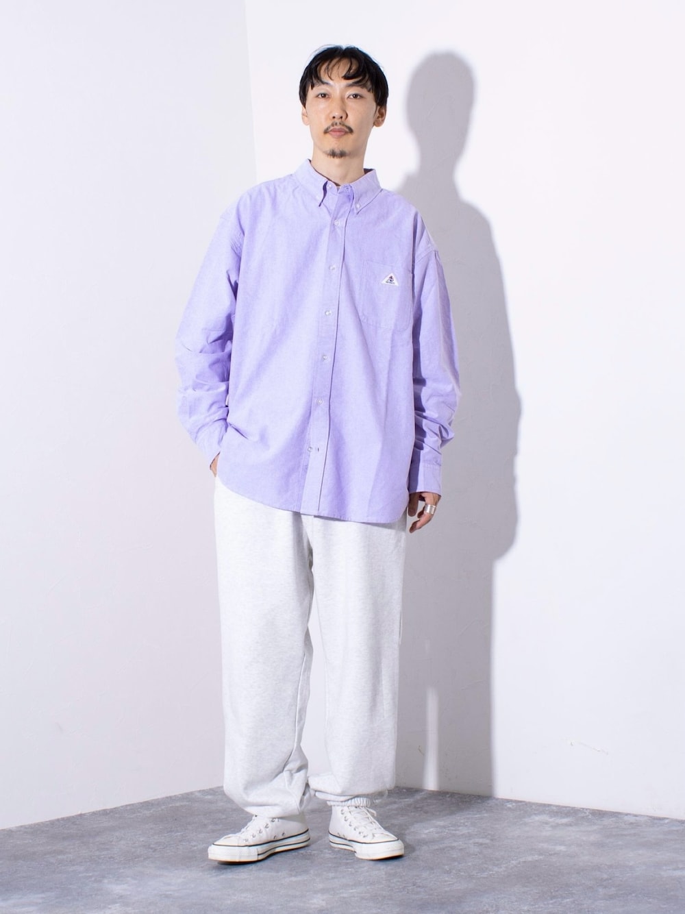 「淡色コーデ、秋服準備はじめました、シャツスタイル、デートコーデ、休日スタイル、ワイドパンツ、スニーカー、秋コーデ、パステルカラー、ビッグシルエット、スウェットパンツ、ビッグシャツ、ゆるコーデ、ラベンダー、リラックススタイル」｜「GEVACOの【GEVACO/ゲバコ】オーバーサイズ ボタンダウンシャツ ワンポイントロゴ (無地/ストライプ)（シャツ/ブラウス、パープル系）」を使った、須山さん（メンズ・177cm）の秋コーディネートの1枚目の写真