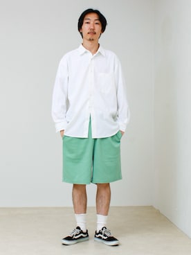 「GLOSTER（グロスター）のアイテム（トップス）」を使った、須山さん（メンズ・177cm）の夏コーディネート