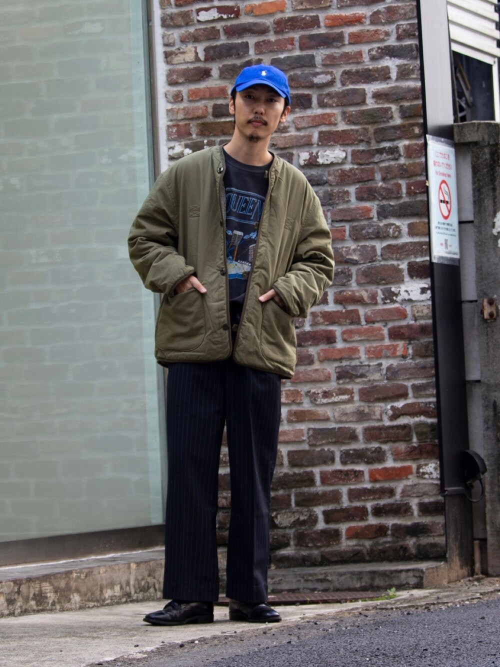 「重ね着ベストシーズン、古着MIX、休日スタイル、ロンT、キャップ、ストリート、ビッグシルエット、レイヤードスタイル、スラックス、お出かけコーデ、ミリタリー、ボアジャケット、革靴、秋冬コーデ、アメカジ」｜「ARMY TWILLの【ARMY TWILL/アーミーツイル】BOA LINER ボアジャケット リバーシブル（ブルゾン、グリーン系）」を使った、須山さん（メンズ・177cm）の秋コーディネートの1枚目の写真