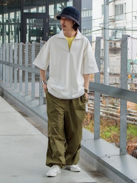 「アイテム（ポロシャツ、ホワイト系）」を使った、須山さん（メンズ・177cm）の春コーディネート