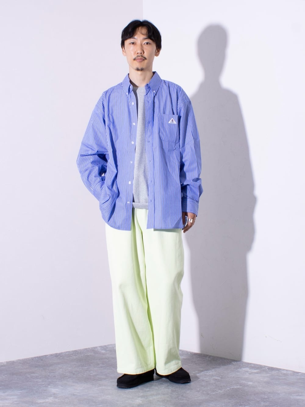 グレー系のTシャツ/カットソー、グリーン系のデニムパンツ、ブルー系のシャツ/ブラウスを着用したメンズの秋コーディネートの1枚目の写真
