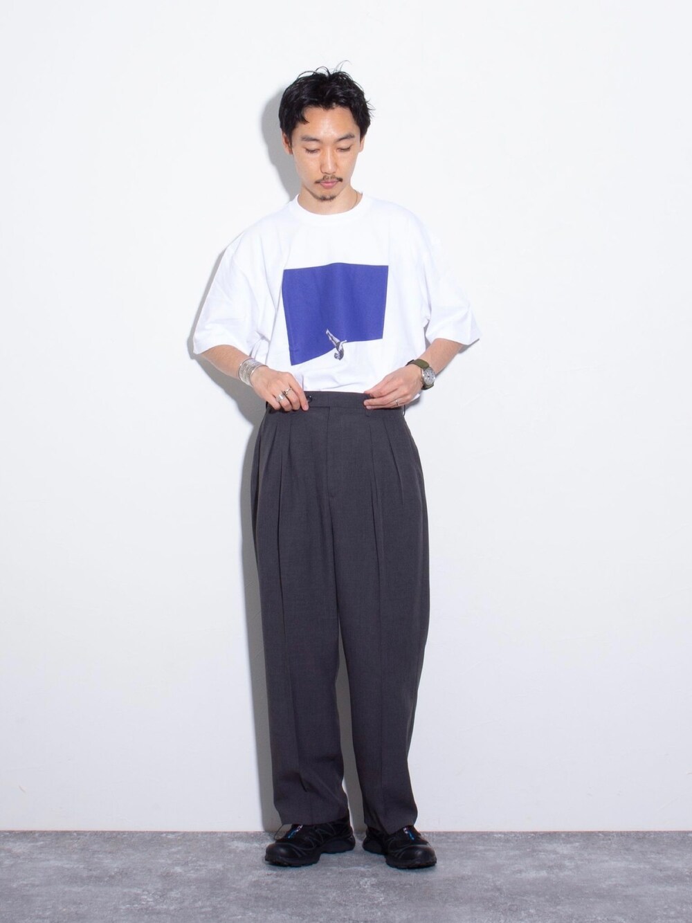 「ビッグシルエット、スラックス、みんなの白Tフェス、タックイン、夏コーデ、夏だ！Tシャツ着よう！、スニーカー、ロゴT、きれいめカジュアル、フェススタイル、大人カジュアル、休日コーデ、メンズコーデ、白Tシャツ、シンプルコーデ」｜「GLOSTERの【RICHARD VERGEZ/リチャード・ヴェルゲス】コラージュアートTシャツ（Tシャツ/カットソー、ホワイト系）」を使った、須山さん（メンズ・177cm）の夏コーディネートの1枚目の写真