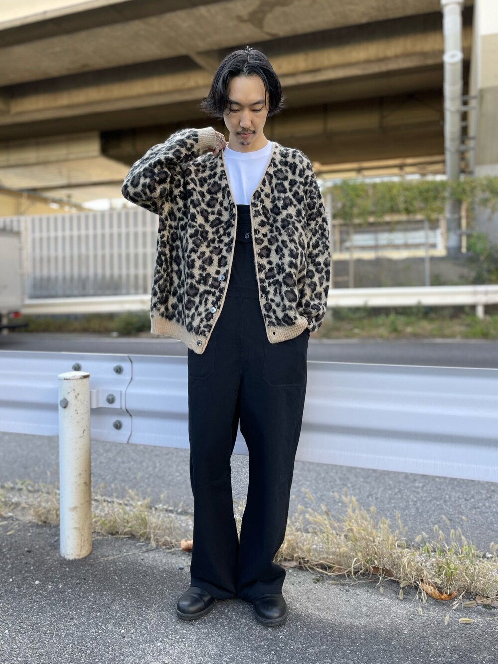 「ビッグシルエット、ブーツ、レオパード、オーバーオール、モヘアニット、モヘアカーディガン、モヘヤカーディガン、カーディガン、ロンT、冬コーデ、gloster、blundstone、Danton」｜「GLOSTERの【予約分完売につき、リピート決定＆新色追加！】【GLOSTER/グロスター】モヘヤミックスカーディガン レオパード/フラッグチェック/アーガイル（カーディガン/ボレロ、ベージュ系）」を使った、須山さん（メンズ・177cm）の秋コーディネートの1枚目の写真