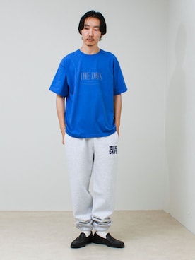 「GLOSTER（グロスター）の【THE DAYS/ザ デイ】ORBAL 2 TEE オーバルロゴ Tシャツ リフレクタープリント（Tシャツ/カットソー、ブルー系）」を使った、須山さん（メンズ・177cm）の夏コーディネート