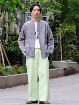 「GLOSTER（グロスター）のアイテム（トップス）」を使った、須山さん（メンズ・177cm）の春コーディネート