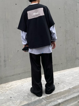 「NANGA（ナンガ）の【NANGA×GLOSTER】別注② Raglan Backprint Tee（Tシャツ/カットソー、ブラック系）」を使った、須山さん（メンズ・177cm）の夏コーディネート