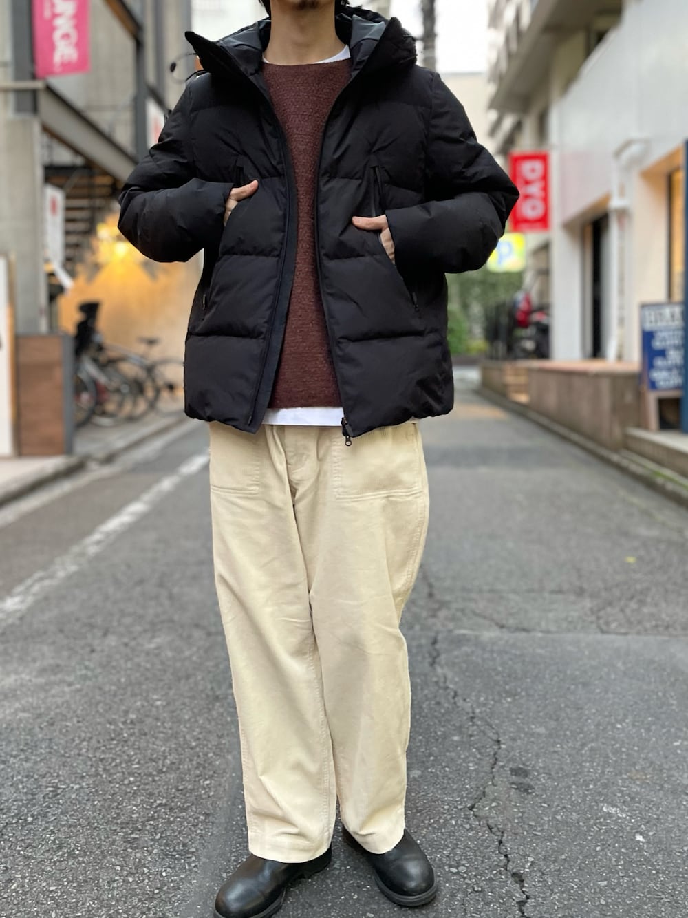 「ダウンジャケット、ニット、アルパカニット、gloster、FREDY&GLOSTER、GEVACO、blundstone、ワイドパンツ、ベイカーパンツ、ブーツ、大人カジュアル、休日スタイル、冬コーデ、コーデュロイパンツ、レイヤードスタイル」｜「GLOSTERの【GLOSTER/グロスター】アルパカ混 プルオーバーニット クルーネック（ニット/セーター、ブラウン系）」を使った、須山さん（メンズ・177cm）の冬コーディネートの1枚目の写真