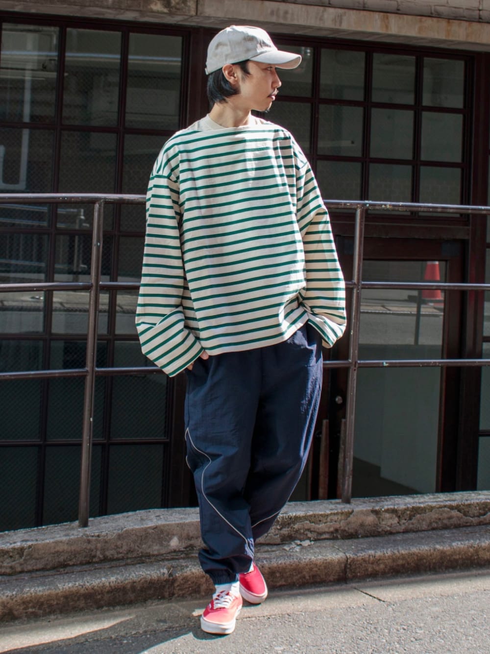 「トレーニングウェア、トラックパンツ、ワイドパンツ、ミリタリー、スポーツミックス、VANS、ラインパンツ、キャップ、ボーダー、バルーンパンツ、ビッグシルエット、Coming soon…、オーバーサイズ、韓国ファッション」｜「GLOSTERの【GLOSTER/グロスター】リフレクターミリタリー トレーニングバルーンパンツ（その他パンツ、ブルー系）」を使った、須山さん（メンズ・177cm）の春コーディネートの1枚目の写真