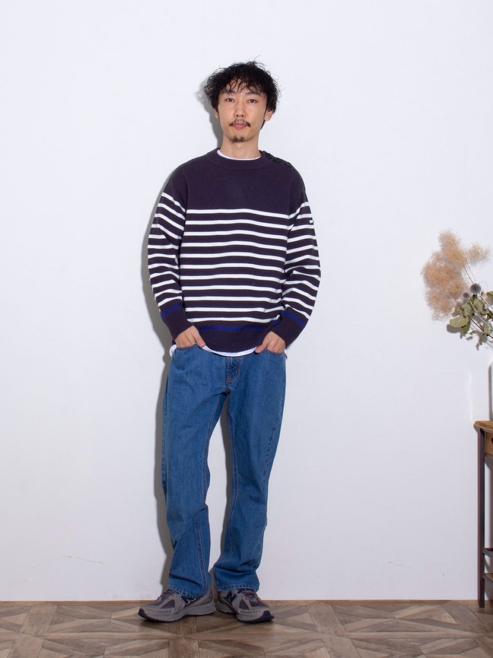 「レイヤードスタイル、休日スタイル、クリスマスに着たい服、スニーカー、デニム、きれいめカジュアル、ボーダー、ニット、New Balance、シンプルコーデ、冬コーデ、今日のコーデ、ファッションを楽しもう、オトナカジュアル、マリン」｜「GLOSTERの【GLOSTER/グロスター】マリン ショルダーボタン ボーダーニット（ニット/セーター、グレー系）」を使った、須山さん（メンズ・177cm）の冬コーディネートの1枚目の写真