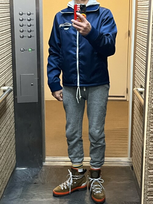 PRADAのナイロンジャケット（ブルー系）を使った人気ファッション
