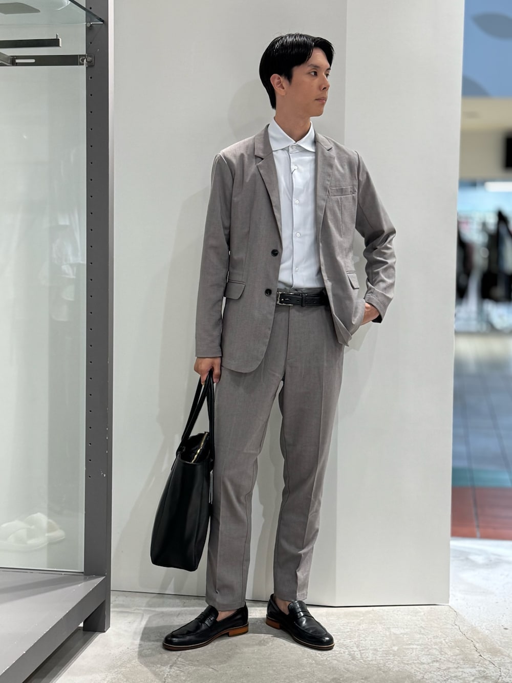 「セットアップ、メンズファッション、夏服、休日コーデ、夏コーデ、キレイめカジュアル、40代コーデ、ビジネススタイル、キレイめ、ジャケットスタイル」｜「ABAHOUSE GRAYの【形状安定性 / 伸縮性】トリコットストライプ 半袖シャツ（シャツ/ブラウス、グレー系）」を使った、BJさん（メンズ・178cm）の夏コーディネートの1枚目の写真