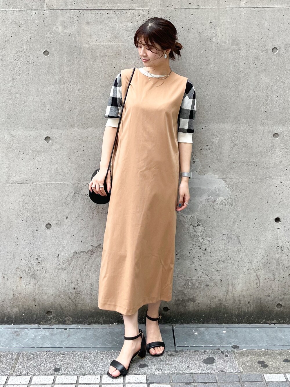 「チェック、ワンピース、休日スタイル、ジャンパースカート、プチプラ、サンダル、きれいめカジュアル、春コーデ、春夏コーデ、カジュアルコーデ」｜「ROPE' PICNICの【2WAY】ジレにもジャンパースカート（ジャンパースカート、イエロー系）」を使った、MAMIさん（レディース・156cm）の春コーディネートの1枚目の写真
