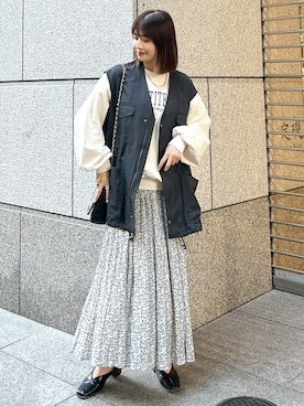 「プリーツスカート」｜「アイテム（ベスト、グレー系）」を使った、MAMIさん（レディース・156cm）の春コーディネート