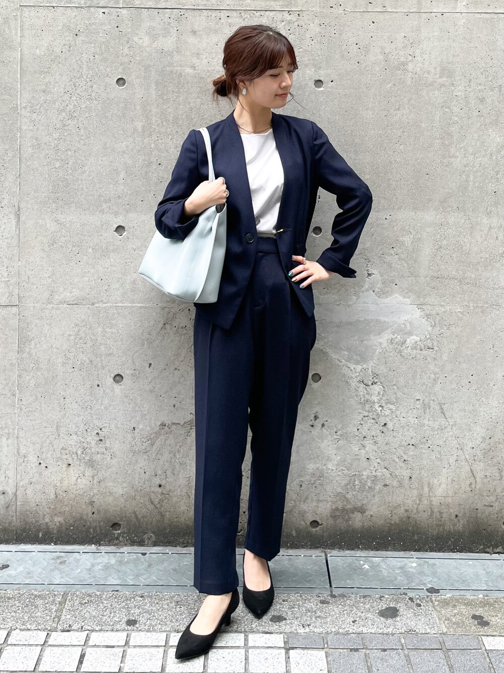 「テーパードパンツ、ジャケット、セットアップ、プチプラ、お仕事スタイル、春夏コーデ、オフィススタイル、お仕事コーデ、お仕事、オフィスコーデ」｜「ROPE' PICNICの2WAY/60シルケット袖タックプルオーバー（Tシャツ/カットソー、ブルー系）」を使った、MAMIさん（レディース・156cm）の春コーディネートの1枚目の写真