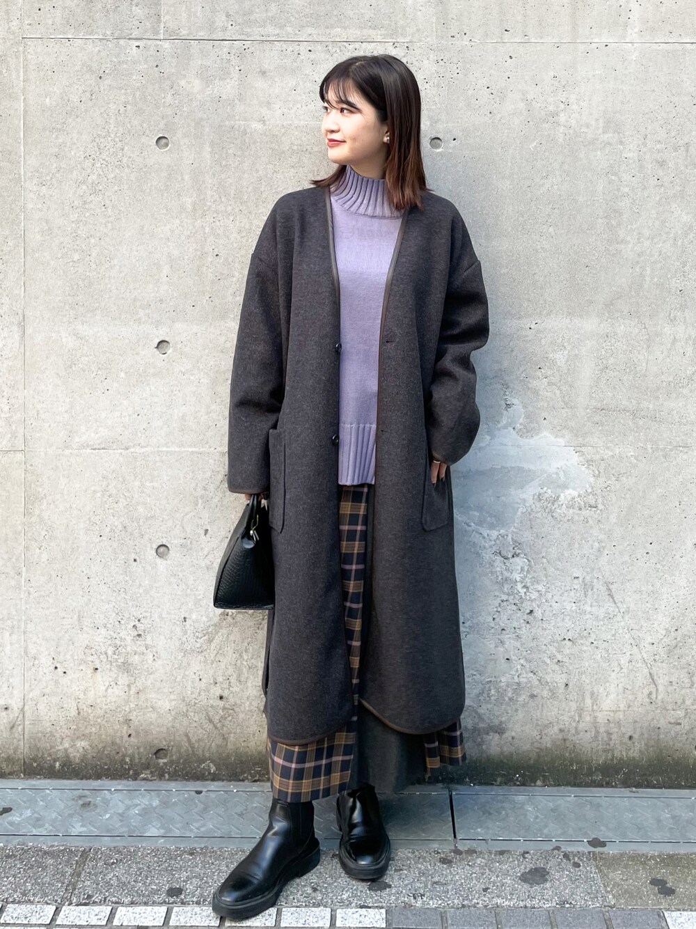 「ブーツ、冬コーデ、休日スタイル、冬、パイピング、シンプルコーデ、ミニバッグ、秋冬コーデ、パイピングコート、チェック柄に恋してる」｜「ROPE' PICNICのマルチウェイコート（その他アウター、グレー系）」を使った、MAMIさん（レディース・156cm）の冬コーディネートの1枚目の写真