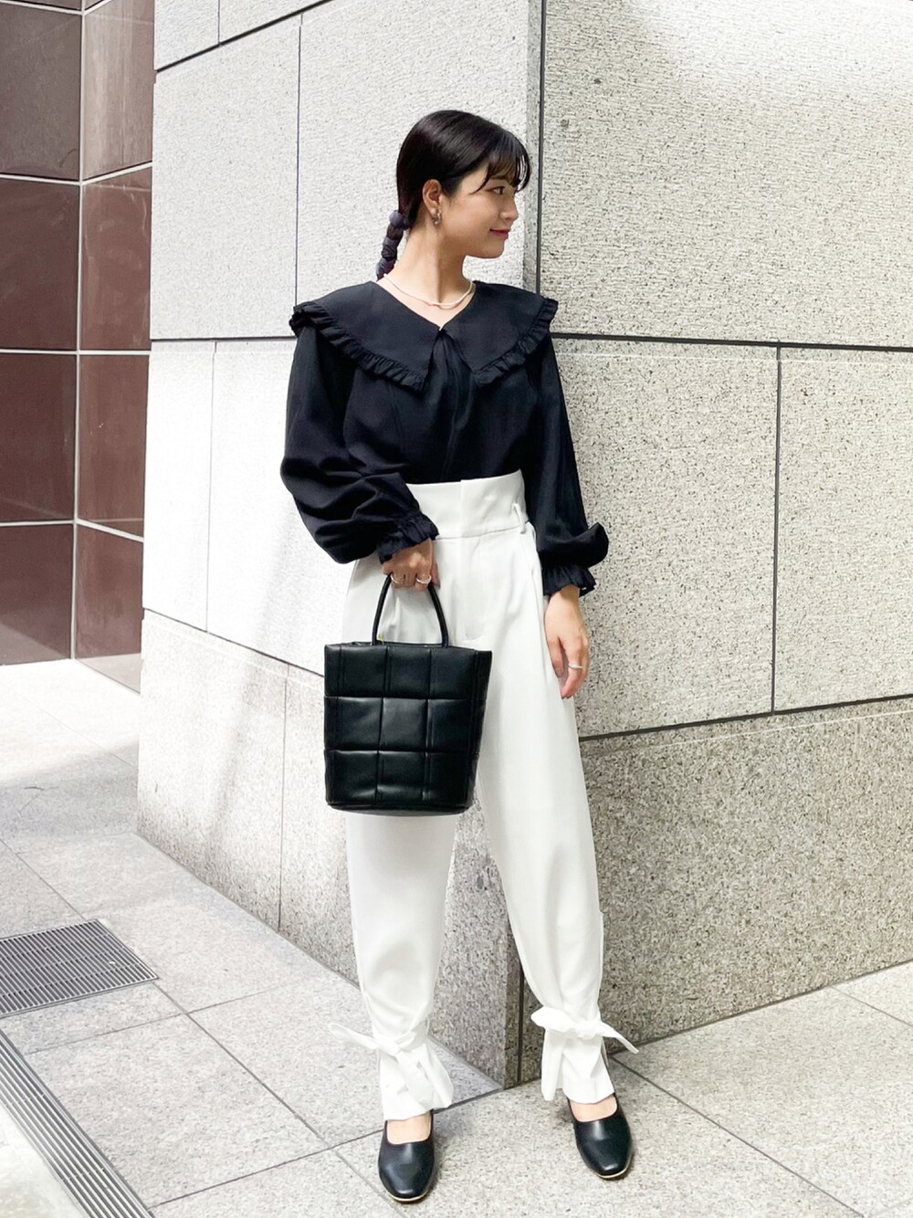 「秋コーデ、きれいめカジュアル、プチプラ、休日スタイル、だから秋服が好き、オトナカジュアル、シンプル、モノトーン、パンツスタイル、おしゃれさんと繋がりたい、キレイめ、秋冬コーデ、ブラウス、ビッグカラー、秋服」｜「ROPE' PICNICのBIGカラーラッフルフリルブラウス（シャツ/ブラウス、ブラック系）」を使った、MAMIさん（レディース・156cm）の秋コーディネートの1枚目の写真