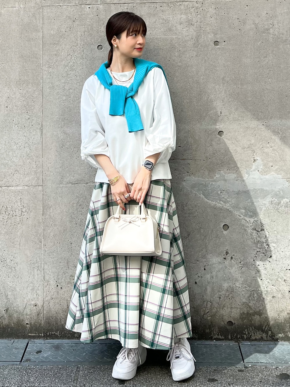ブルー系のカーディガン/ボレロ、ホワイト系のTシャツ/カットソー、ホワイト系のボストンバッグを着用したレディースの春コーディネートの1枚目の写真