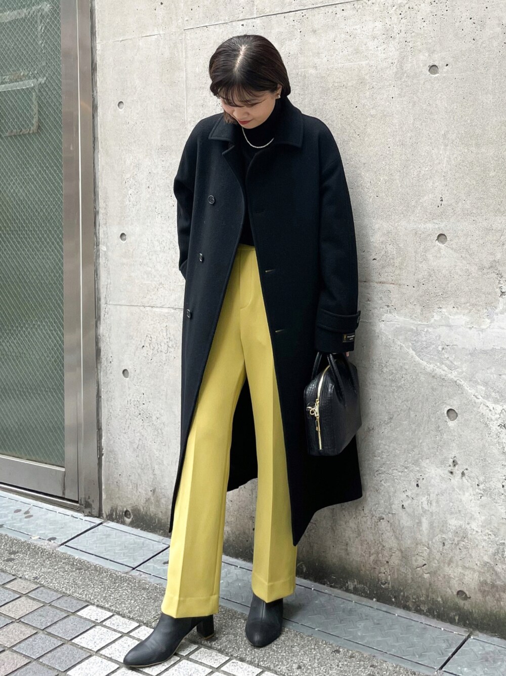 「コート、アウター、ブラック、イエロー、カラーパンツ、休日スタイル、プチプラ、パンツコーデ、秋服準備はじめました、秋トレンド2021」｜「ROPE' PICNICの中伝スタンドカラーコート（その他アウター、ブラック系）」を使った、MAMIさん（レディース・156cm）の秋コーディネートの1枚目の写真
