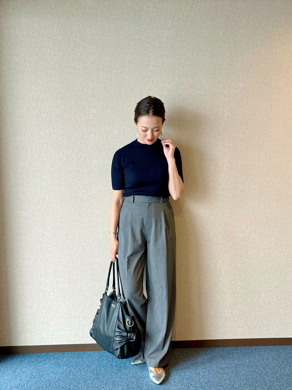 「大人コーデ、カジュアルコーデ、シンプルコーデ、シンプル、カジュアル、大人カジュアル、おしゃれさんと繋がりたい、きれいめカジュアル、ootd、オトナカジュアル、ワイドパンツ」｜「UNIQLOのアイテム（ニット/セーター、ブルー系）」を使った、me11coさん（レディース・164cm）の秋コーディネートの1枚目の写真