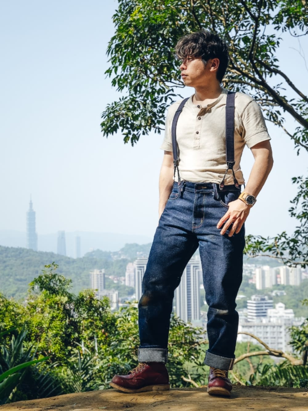 「outfit、hiking、hiking look、阿美咔嘰、戶外穿搭、美式復古、戶外復古、男生穿搭、男裝穿搭、穿搭日記、ruggedstyle、VINTAGE、vintage style、jeans、henley shirt」｜「PIKE BROTHERSのアイテム（スウェット、ベージュ系）」を使った、木工さん（メンズ・164cm）の夏コーディネートの1枚目の写真