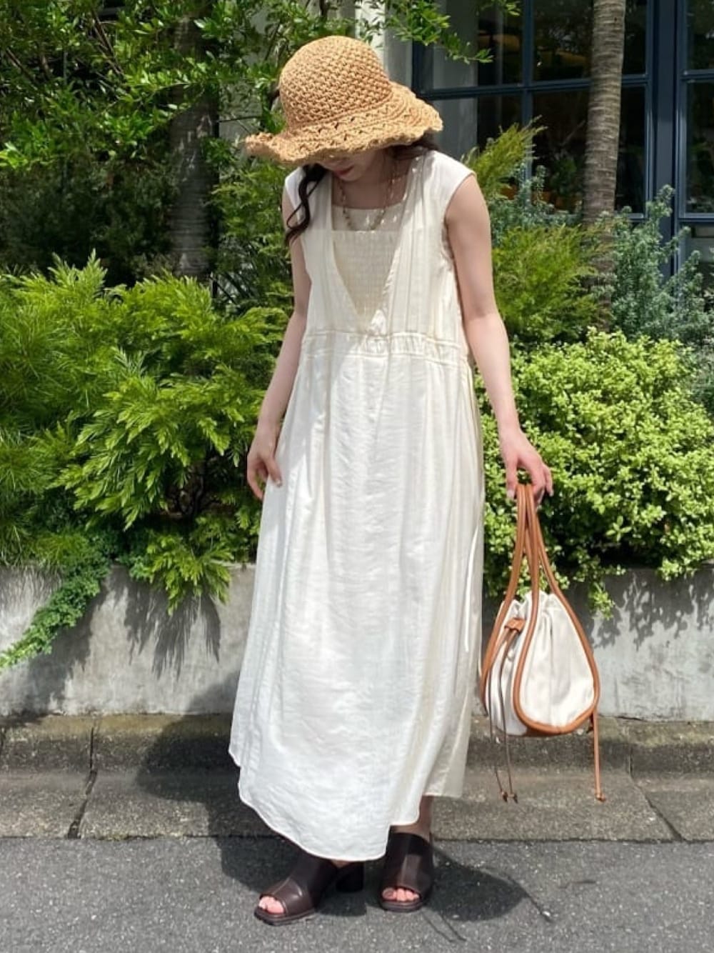 「ワンピース、淡色コーデ、お出かけコーデ、夏セールで買いました、プチプラ、オトナ女子、麦わら帽子、サンダル、デートスタイル（WOMEN）、カジュアル、きれいめカジュアル、オトナガーリー、夏コーデ、Ray Cassin、レイカズン(Ray Cassin)」｜「RAY CASSINの楊柳Vネックワンピース（ワンピース、ホワイト系）」を使った、Raycassin_officialさん（レディース・155cm）の夏コーディネートの1枚目の写真
