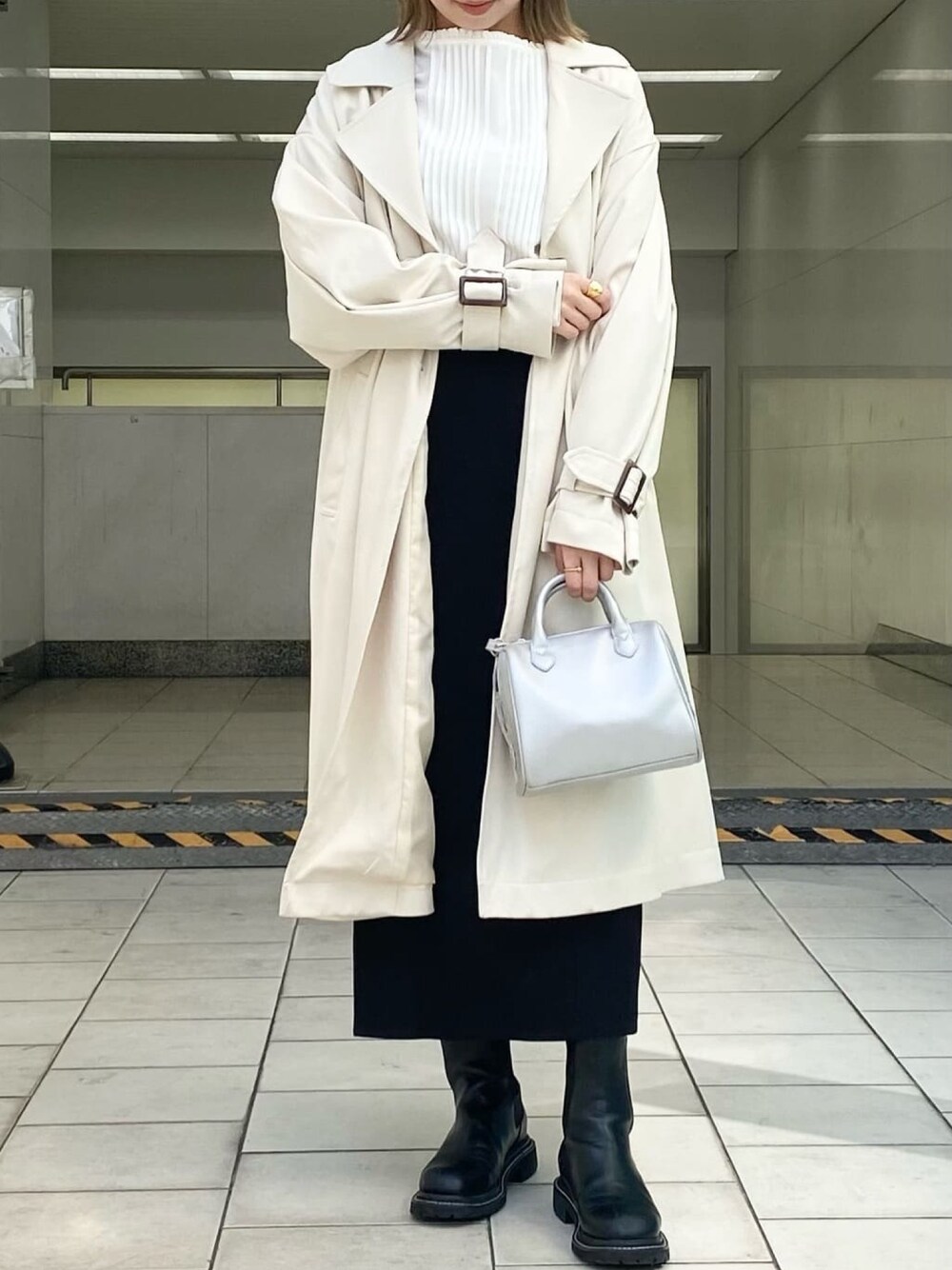 「スクエアバッグ、プチプラ、春服みてみて、春アウター、ショートブーツ、休日スタイル、トレンチコート、春コーデ、Coming soon...、オフィスカジュアル、ボリューム袖、きれいめカジュアル、モノトーン、Ray Cassin、レイカズン(Ray Cassin)」｜「RAY CASSINのショート丈フレアスリーブブラウス‐Mei Tanaka‐（シャツ/ブラウス、ホワイト系）」を使った、Raycassin_officialさん（レディース・155cm）の春コーディネートの1枚目の写真