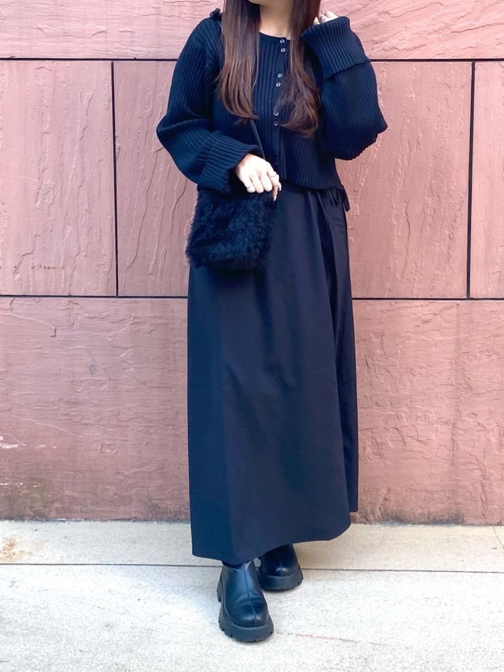 「ブラック、モノトーン、セットアイテム、ニット、カーディガン、ワンピース、キャミワンピ、ブーツ、ショルダーバッグ、ファーバッグ、クリスマスに着たい服、休日スタイル、お出かけコーデ、Ray Cassin、レイカズン(Ray Cassin)」｜「RAY CASSINのモフモフニットショルダー（その他、ブラック系）」を使った、Raycassin_officialさん（レディース・155cm）の冬コーディネートの1枚目の写真