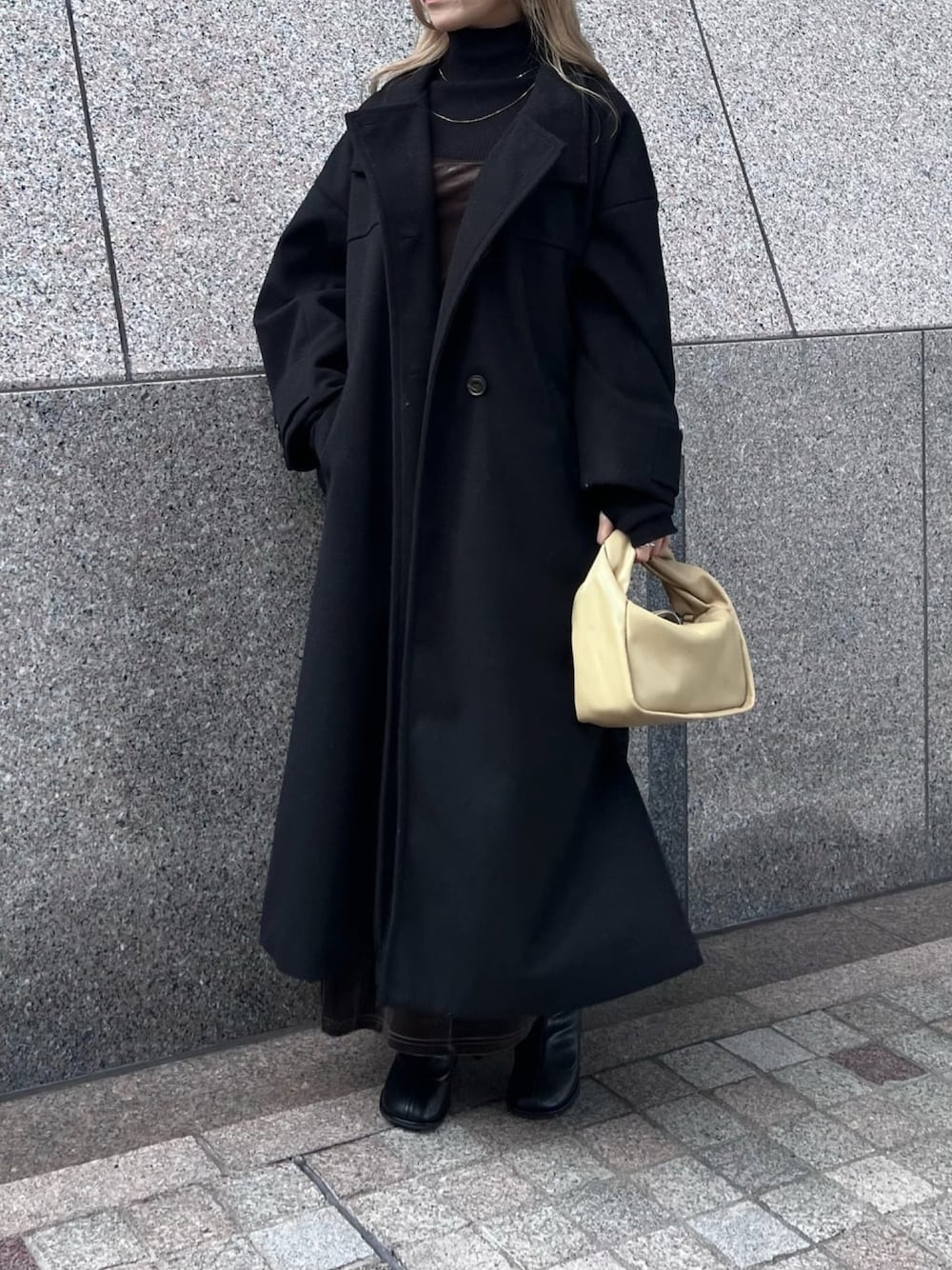 「秋冬コーデ、秋コーデ、冬コーデ、大人カジュアル、オトナカジュアル、オトナ女子、きれいめカジュアル、キレイめ、休日スタイル、シンプルコーデ、ワントーンコーデ、ブラック、オールブラック、Ray Cassin、レイカズン(Ray Cassin)」｜「RAY CASSINの2wayカラータブ付きロングコート（ステンカラーコート、ブラック系）」を使った、Raycassin_officialさん（レディース・155cm）の秋コーディネートの1枚目の写真