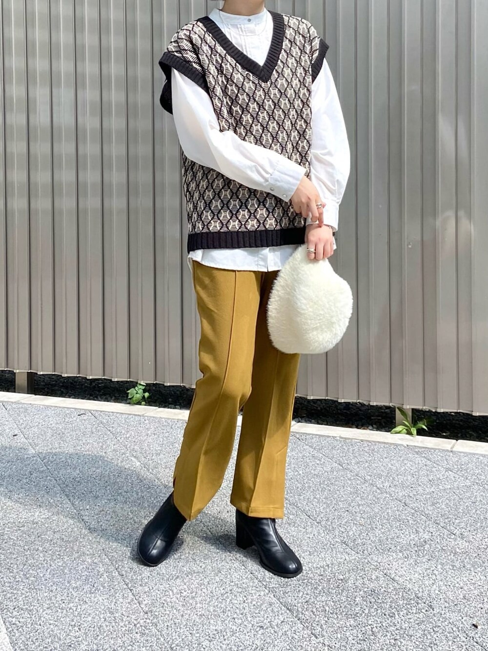 「ブーツ、ベスト、大人コーデ、Ray Cassin、レイカズン(Ray Cassin)、高身長女子、秋冬コーデ、ピスタチオ」｜「RAY CASSINのなみなみ柄ゆるVネックベスト（ニット/セーター、ブラック系）」を使った、Raycassin_officialさん（レディース・155cm）の秋コーディネートの1枚目の写真