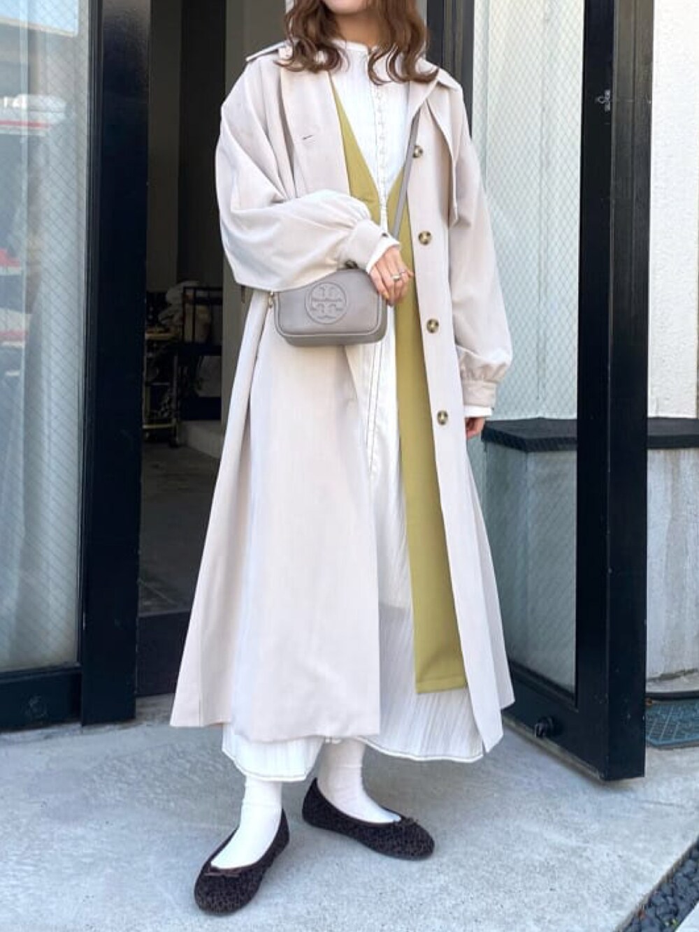 「ワンピース、トレンチコート、レイヤードスタイル、春服、スプリングコート、春コーデ、Ray Cassin、レイカズン(Ray Cassin)、高身長女子」｜「RAY CASSINのボリュームトレンチコート（トレンチコート、ベージュ系）」を使った、Raycassin_officialさん（レディース・163cm）の春コーディネートの1枚目の写真