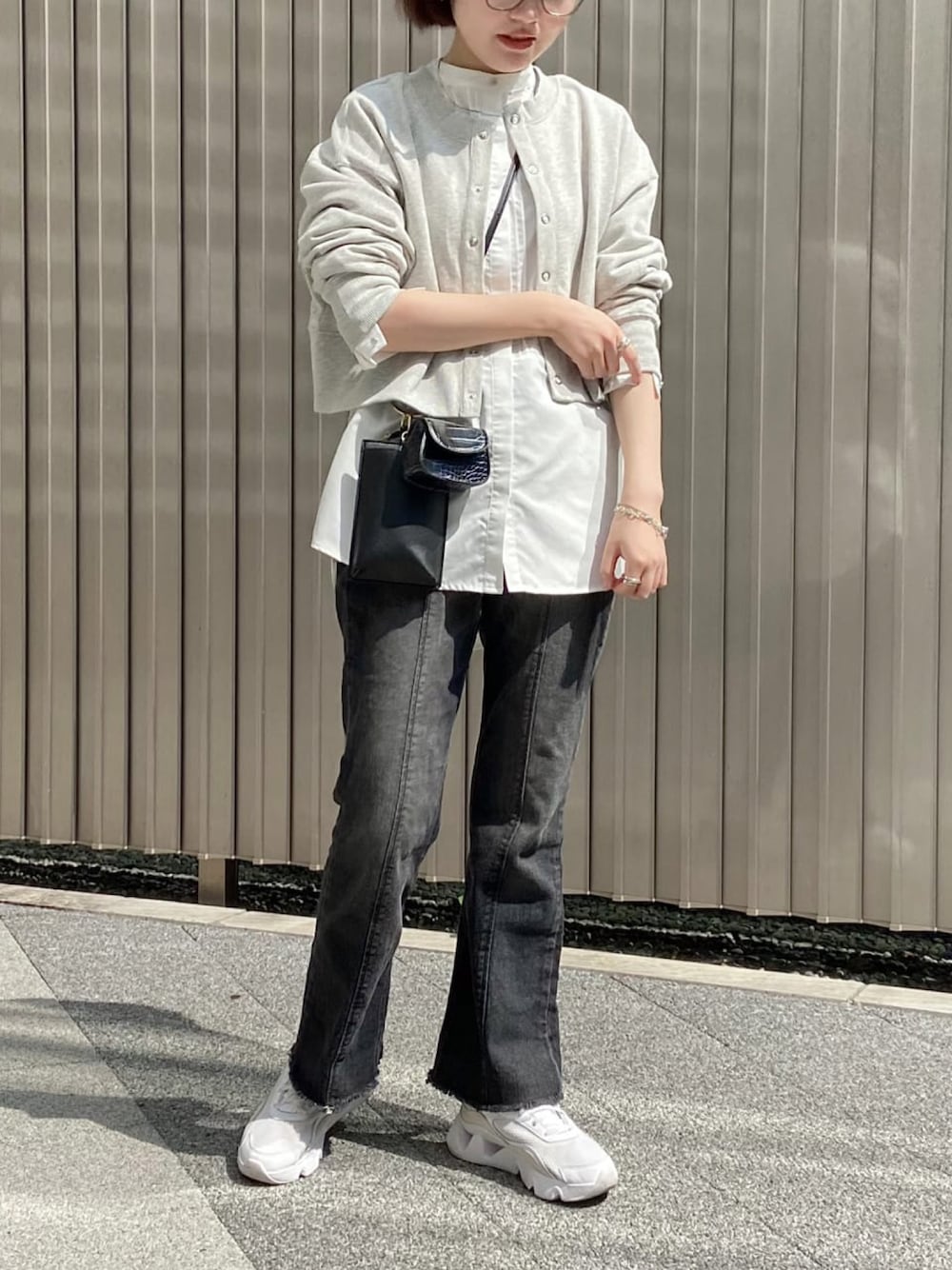 グレー系のTシャツ/カットソー、ホワイト系のシャツ/ブラウス、ブラック系のその他パンツを着用したレディースの秋コーディネートの1枚目の写真