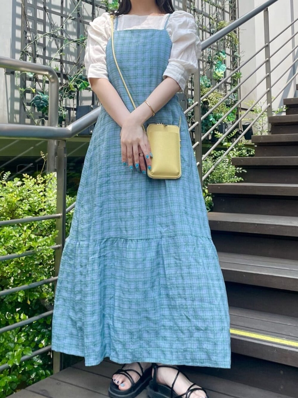 ホワイト系のシャツ/ブラウスを着用したレディースの秋コーディネートの1枚目の写真