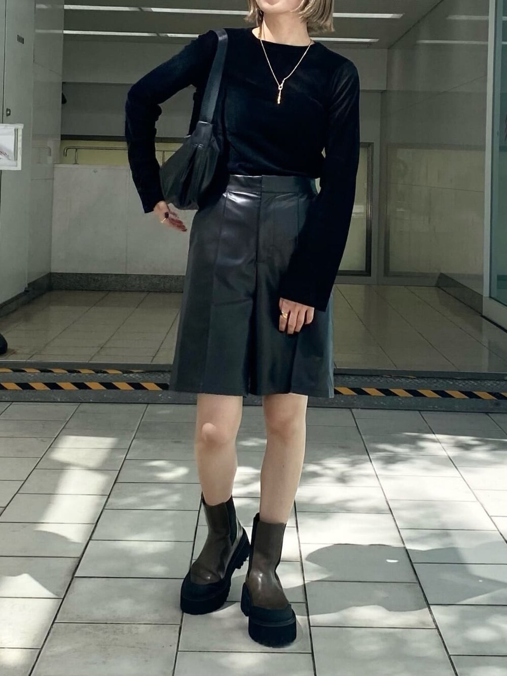 ブラック系のTシャツ/カットソーを着用したレディースの秋コーディネートの1枚目の写真