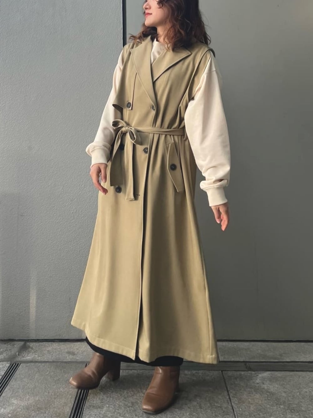 「ジレ、ベスト、スウェット、ロングスカート、ロングジレ、大人カジュアル、きれいめカジュアル、デートスタイル（WOMEN）、デートコーデ、オトナ女子、春コーデ、通学コーデ、春服デビュー宣言、Ray Cassin、レイカズン(Ray Cassin)」｜「RAY CASSINのノースリトレンチコート（トレンチコート、ベージュ系）」を使った、Raycassin_officialさん（レディース・152cm）の春コーディネートの1枚目の写真