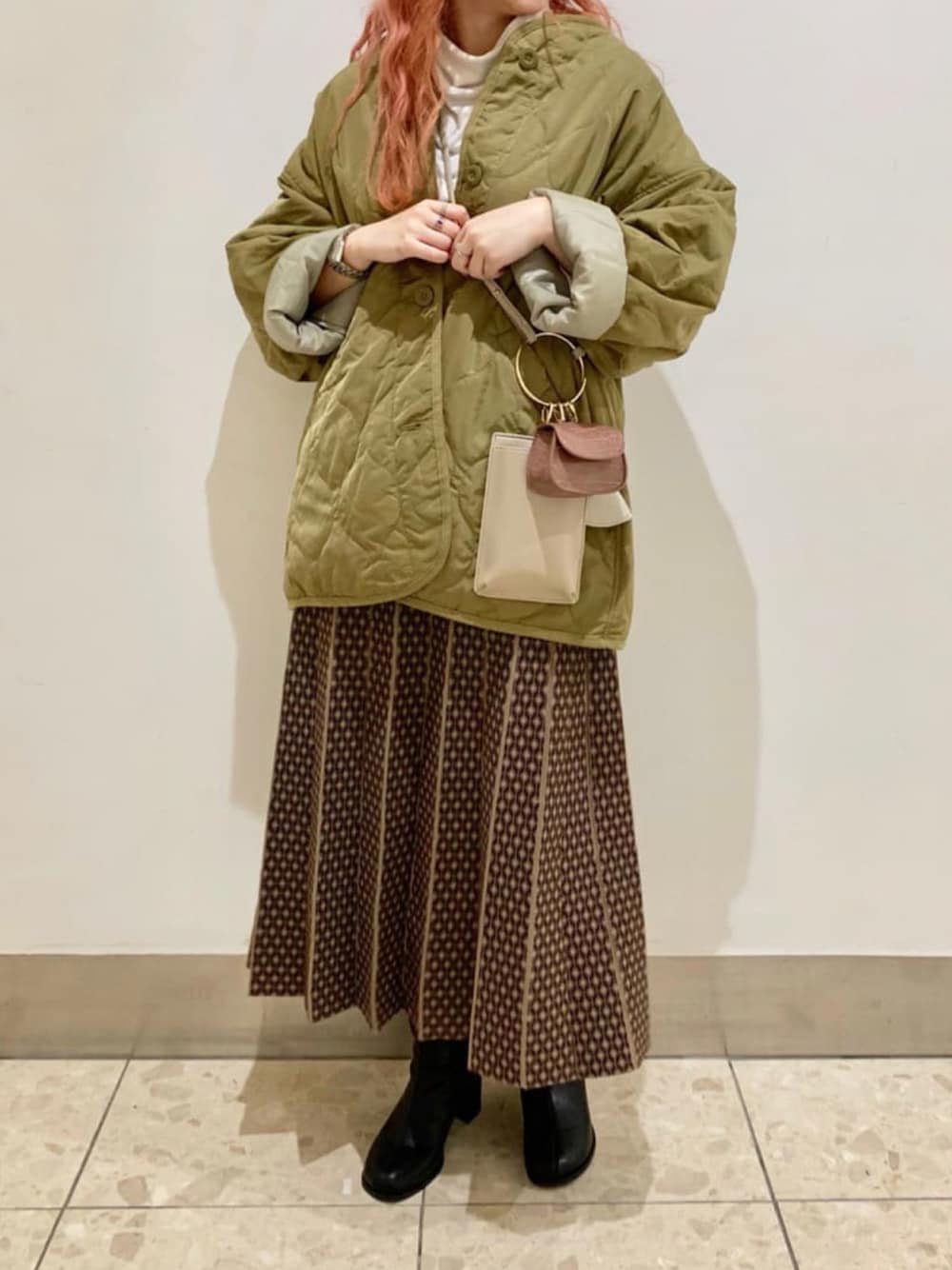 「ブーツ、キルティング、カーキ、Ray Cassin、ゆったりコーデ、レイカズン(Ray Cassin)、秋服、古着風」｜「RAY CASSINのダイヤストライプニットスカート（スカート、ブラウン系）」を使った、Raycassin_officialさん（レディース・155cm）の秋コーディネートの1枚目の写真