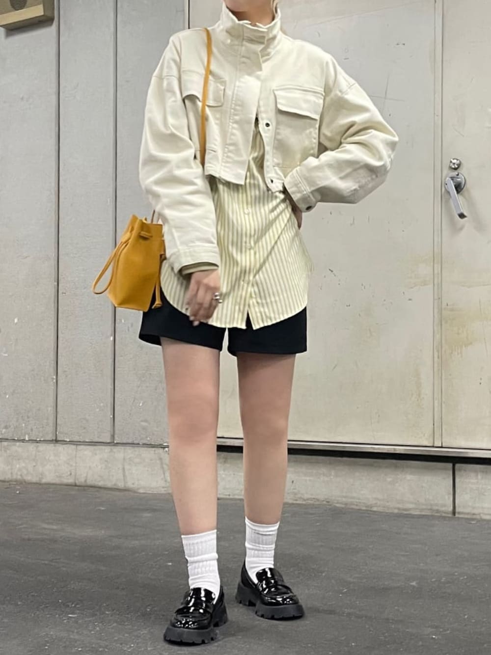 「春コーデ、ショルダーバッグ、シャツスタイル、レイヤードスタイル、プチプラ、ローファー、ストライプシャツ、ショートパンツ、ブルゾン、カジュアル、イエロー、休日スタイル、春服みてみて、Ray Cassin、レイカズン(Ray Cassin)」｜「RAY CASSINのソフトデニムスタンドショートブルゾン（ブルゾン、ホワイト系）」を使った、Raycassin_officialさん（レディース・155cm）の春コーディネートの1枚目の写真