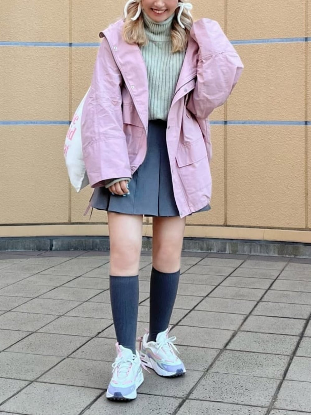 「マウンテンパーカー、ブルゾン、スニーカー、ピンク、ビッグシルエット、レイヤードスタイル、ニット、冬コーデ、冬アウター、休日スタイル、クリスマスに着たい服、マイベストコーデ2023、お出かけコーデ、Ray Cassin、レイカズン(Ray Cassin)」｜「RAY CASSINのドロスト付きビッグポケットマウンテンパーカー（ブルゾン、ピンク系）」を使った、Raycassin_officialさん（レディース・161cm）の冬コーディネートの1枚目の写真