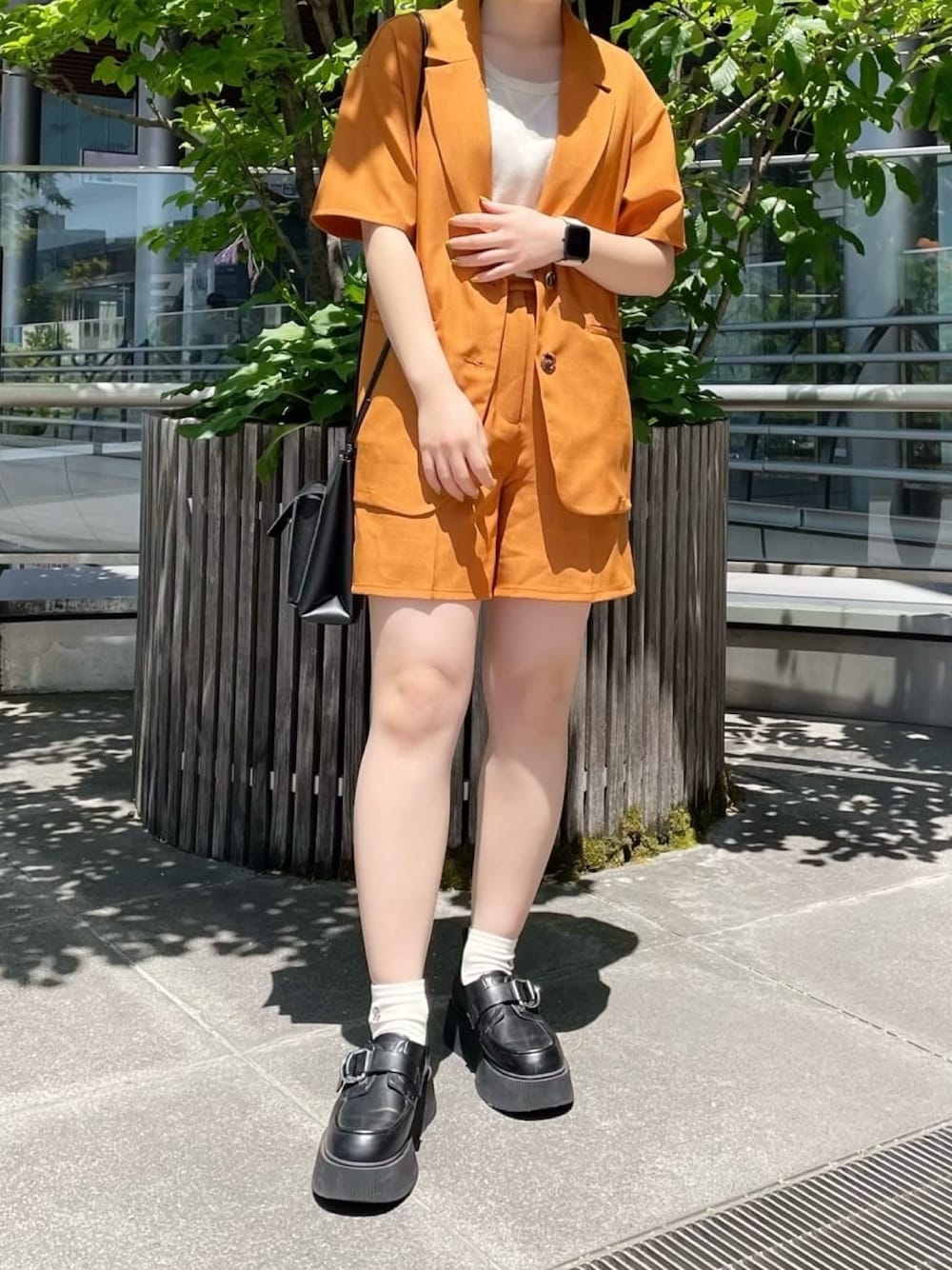 「セットアップ、ジャケット、ショートパンツ、ショルダーバッグ、オレンジ、お出かけコーデ日記、ビタミンカラー、厚底シューズ、春夏コーデ、初夏コーデ、ローファー、休日スタイル、プチプラ、Ray Cassin、レイカズン(Ray Cassin)」｜「RAY CASSINのドライタッチショートパンツ（その他パンツ、オレンジ系）」を使った、Raycassin_officialさん（レディース・155cm）の春コーディネートの1枚目の写真
