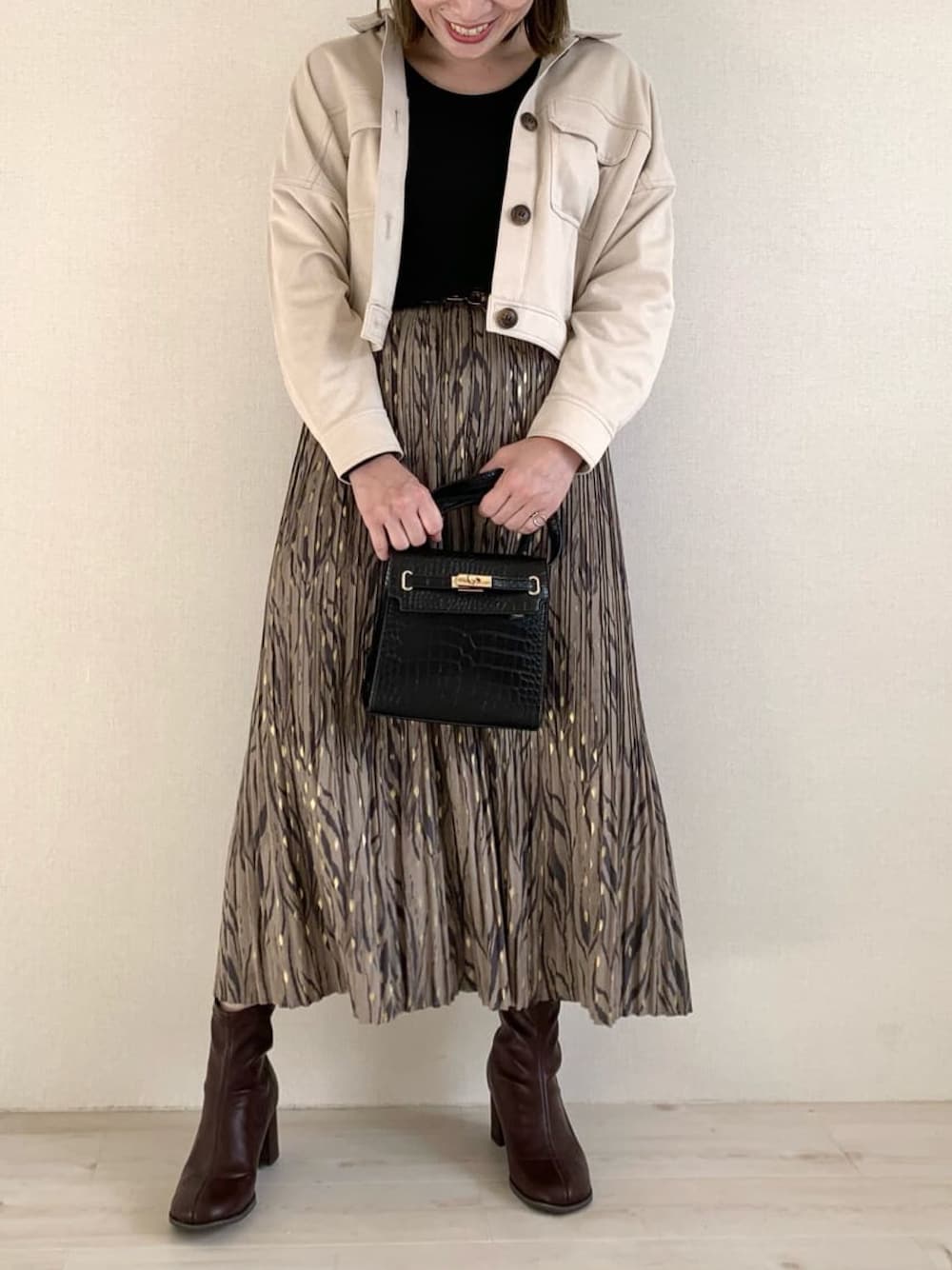 「ブーツ、秋のコーデ、プリーツスカート、Ray Cassin、レイカズン(Ray Cassin)、大人ガーリー、ショート丈トップス、ゼブラ柄、秋冬コーデ」｜「RAY CASSINの型押しショルダーバッグ（バッグ、ブラック系）」を使った、Raycassin_officialさん（レディース・155cm）の秋コーディネートの1枚目の写真
