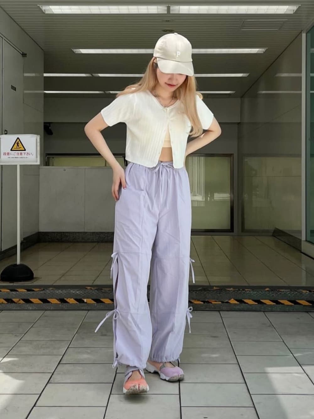 「初夏コーデ、休日スタイル、プチプラ、韓国ファッション、ストリート、カーディガン、お出かけコーデ、夏コーデ、カーゴパンツ、カジュアル、キャップ女子、スポーツミックス、ディズニー、Ray Cassin、レイカズン(Ray Cassin)」｜「RAY CASSINのグラスハートネックレス（ネックレス、ホワイト系）」を使った、Raycassin_officialさん（レディース・155cm）の夏コーディネートの1枚目の写真