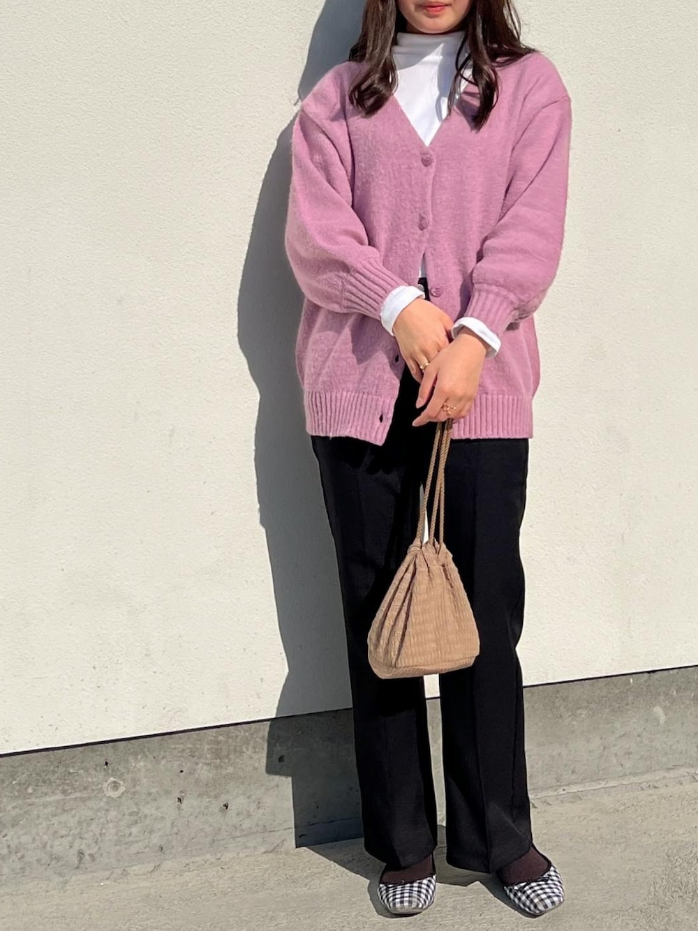 「春服みてみて、休日スタイル、おしゃれさんと繋がりたい、春色、プチプラ、ミニバッグ、高身長コーデ、春コーデ、カーディガン、カーディガンコーデ、バレエシューズ、バレエシューズ×ソックス、18歳、170cmコーデ、170cm」｜「earthのアイテム（カーディガン/ボレロ、ピンク系）」を使った、ｏｒｅｏ.さん（レディース・170cm）の春コーディネートの1枚目の写真