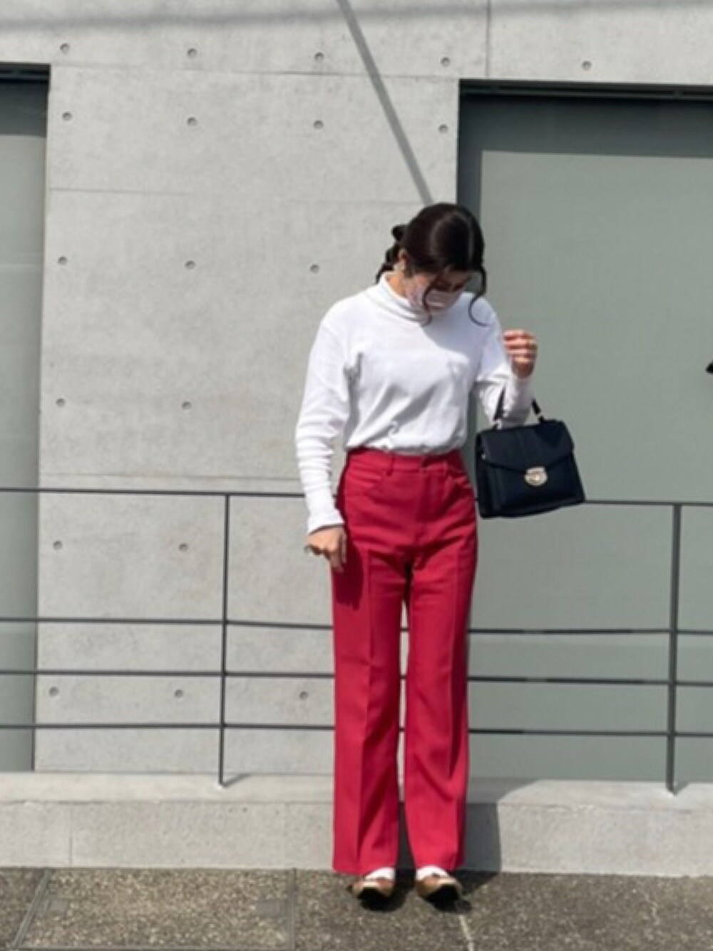 「春服みてみて、大人カジュアル、今日のコーデ、カラーコーデ、GU、高身長コーデ、バレエシューズ、着回しコーデ、休日スタイル、カフェオレコーデ、カラーパンツ、spring、holiday、たまねぎヘアー、ヘアアレンジ」｜「GUのアイテム（パンツ、レッド系）」を使った、ｏｒｅｏ.さん（レディース・170cm）の春コーディネートの1枚目の写真